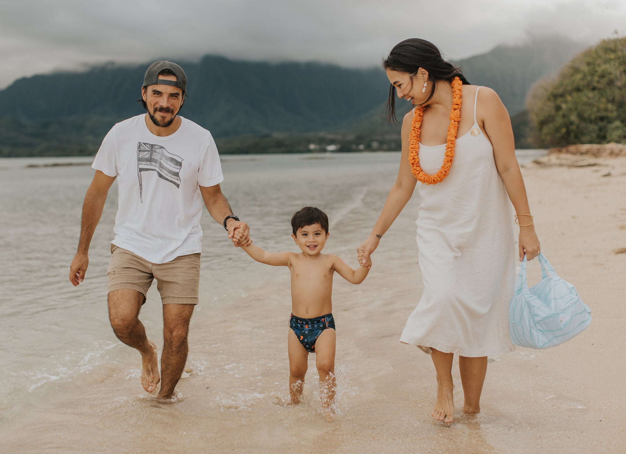 Kaleimamo Manō cloth diaper nalu pod family on beach